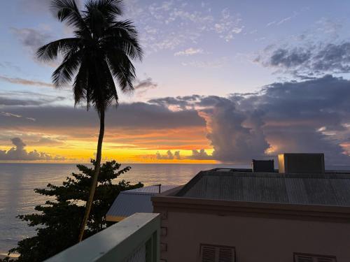 Terraza/balcón, Carib Edge AC beach penthouse, near amenities in Speightstown