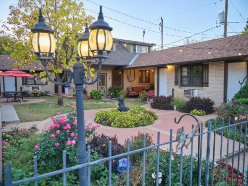 The Crest Motel - image 6