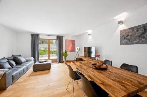 Moderne Ferienwohnung mit Bergblick und großer Terrasse nahe Simssee, Chiemsee und Autobahn A8 Salzburg - München in Rohrdorf, Deutschland