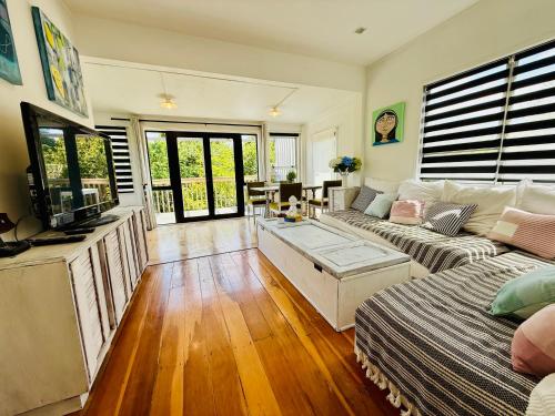 Shared lounge/TV area, Triangel Cottage Waiheke Island - 2BR with Sea Views in Surfdale