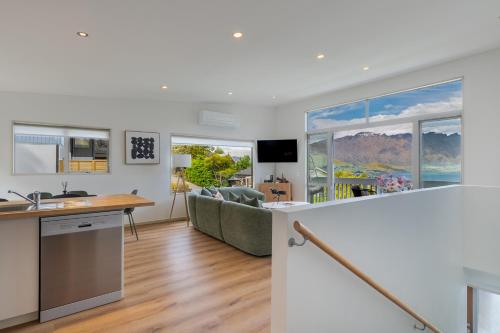 Fernhill Lookout | 5 min to Town • Remarkable View - image 11