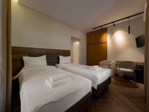 2 twin beds