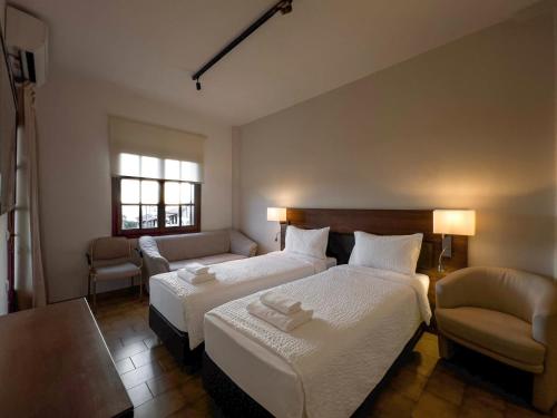 1 queen bed, 1 sofa bed