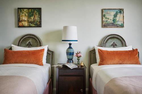 1 king bed, 2 twin beds