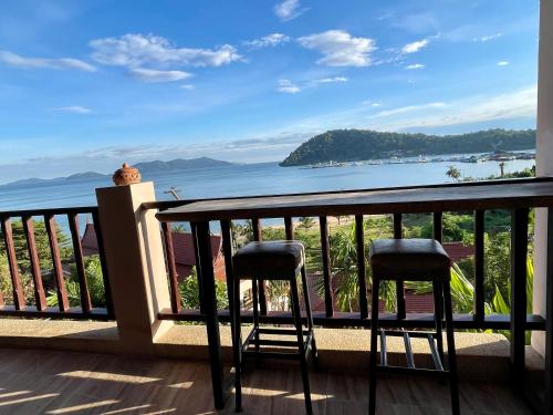 Panoramic sea view flat, overlooking Bang Bao – khách sạn tại Koh Chang Tai