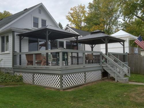 4 Seasons 4 bedroom lake level home in Honeoja (NY)