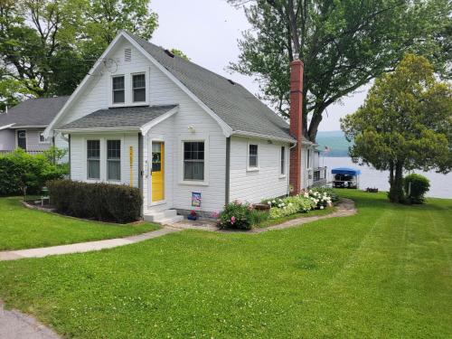 4 Seasons 4 bedroom lake level home in Honeoja (NY)