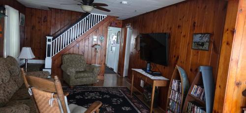 4 Seasons 4 bedroom lake level home in Honeoja (NY)