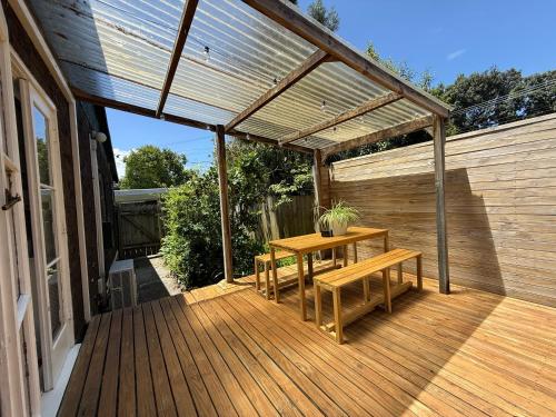 Exterior view, Triangel Cottage Waiheke Island - 2BR with Sea Views in Surfdale
