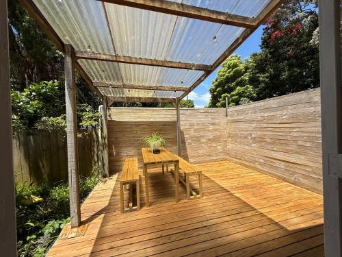 Exterior view, Triangel Cottage Waiheke Island - 2BR with Sea Views in Surfdale