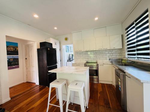 Kitchen, Triangel Cottage Waiheke Island - 2BR with Sea Views in Surfdale