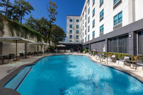 Swimming pool, Crowne Plaza Houston Galleria Area By IHG in Westchase