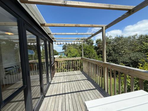 Balcony/terrace, Triangel Cottage Waiheke Island - 2BR with Sea Views in Surfdale
