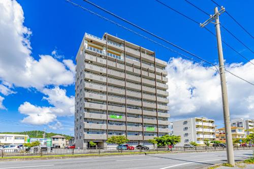 Unterkunft von außen, オーシャンビュー窓から見える景色を思い出に The琉球タワー10F (オーシャンビュー窓から見える景色を思い出に The琉球タワー10F) in Yonabaru