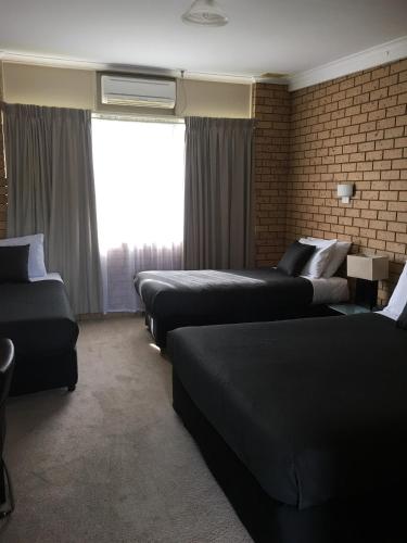 1 queen bed, 2 twin beds