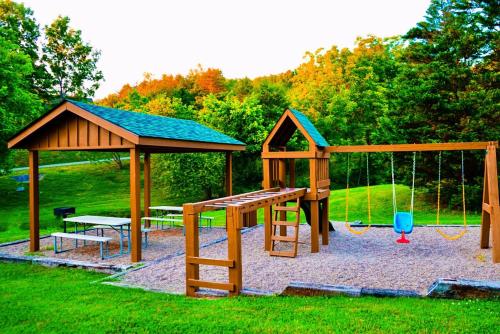 Free Dollywood Tickets, 2BR Cabin, Hot Tub, Arcade, Dog Friendly, Great Location in 마운트 자이언