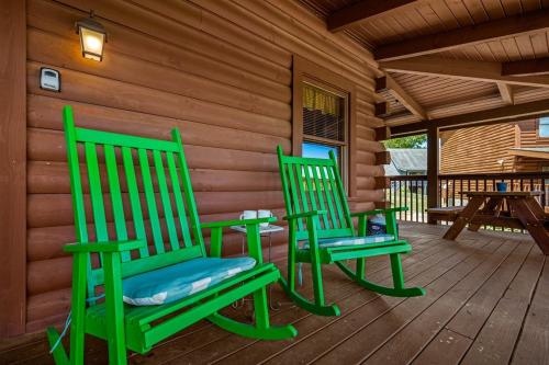 Free Dollywood Tickets, 2BR Cabin, Hot Tub, Arcade, Dog Friendly, Great Location in 마운트 자이언