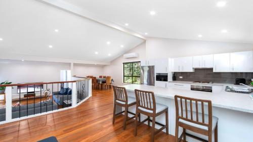 Iekārtas, 'Treetops On The Bay - Water Views' by HolidayCo in Hardys Bay