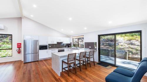 Iekārtas, 'Treetops On The Bay - Water Views' by HolidayCo in Hardys Bay