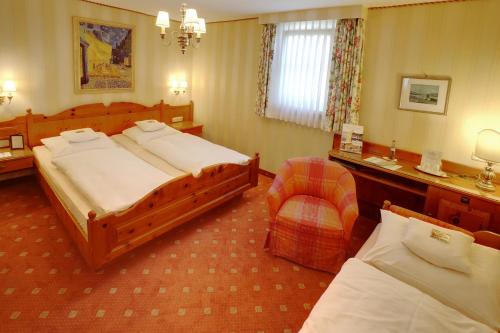 1 queen bed, 1 sofa bed