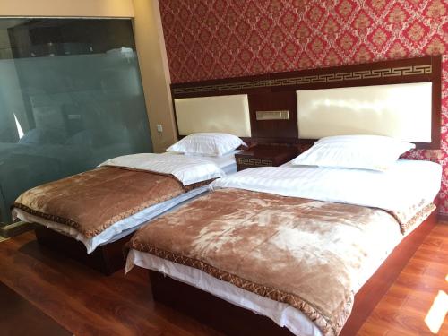 Pin Song Chu Hotel Ideally located in the Deqin area, Pin Song Chu Hotel promises a relaxing and wonderful visit. The property features a wide range of facilities to make your stay a pleasant experience. Daily housekeep