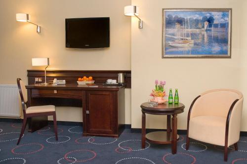 7854926 Hotel Admirał