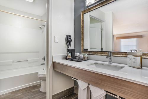 Key West Inn - Fairhope - image 2