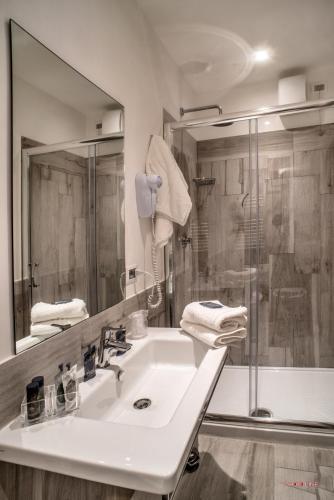 Bathroom, Hotel Villa Giulia in Ciampino Airport
