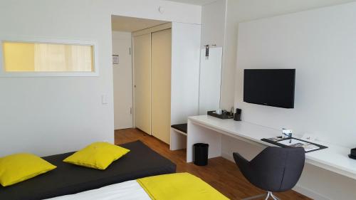 2 twin beds, 2 sofa beds