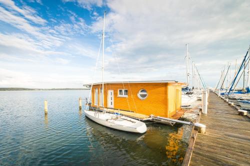 Viesnīcas āriene, Komfort-Hausboote am Naturhafen Krummin in Krummin