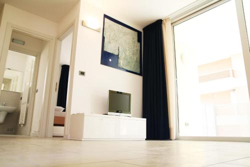One-Bedroom Apartment with Balcony image 6