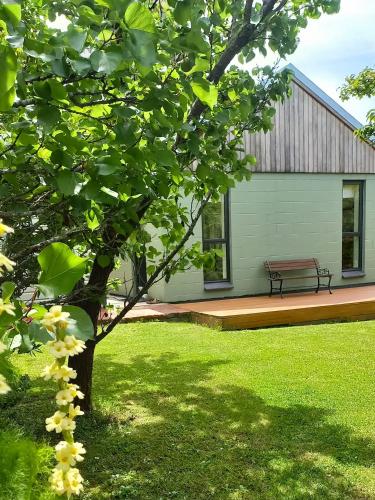 Garden setting, quality independent studio for two - Apartment - Christchurch