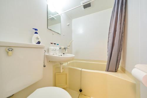 11 Under the Moon Shin-Okubo Station 3 minute walk