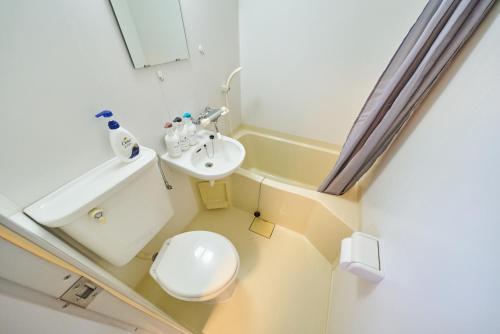 11 Under the Moon Shin-Okubo Station 3 minute walk