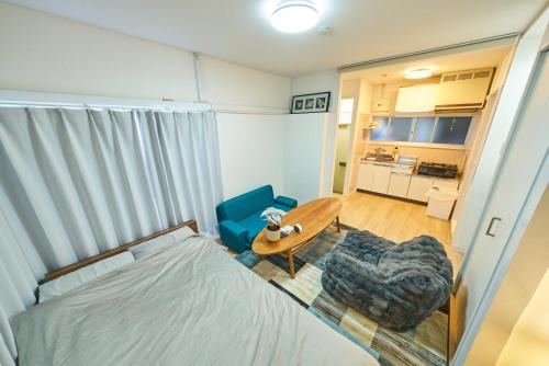 11 Under the Moon Shin-Okubo Station 3 minute walk