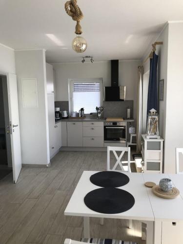 Kitchen, Strandhaus-Appartment-Rauchschwalbe in Fehmarnsund