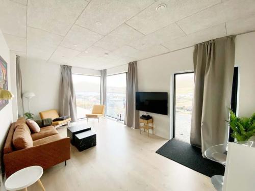 Modern 4BR Luxury Home with Ocean View & Jacuzzi in Sandavágur