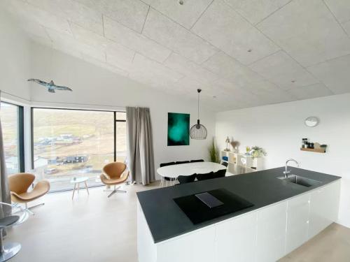 Modern 4BR Luxury Home with Ocean View & Jacuzzi in Sandavágur