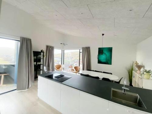 Modern 4BR Luxury Home with Ocean View & Jacuzzi in Sandavágur