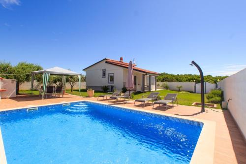 Holiday Home with pool near the beach, great location in Medulin