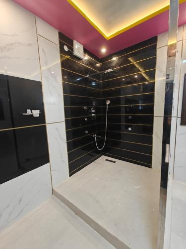 Zuhanyzó, Malathi Residency in Tiruchendur