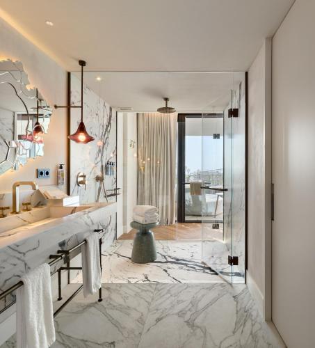 room detail thumbnail 2