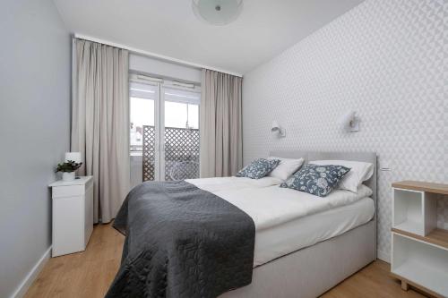 Bright Two Bedroom Apartment in Wrocław with Air Conditioning and Parking by Noclegi Renters - image 2