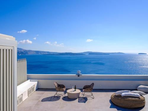 Oia Treasures Art Suites - Santorini