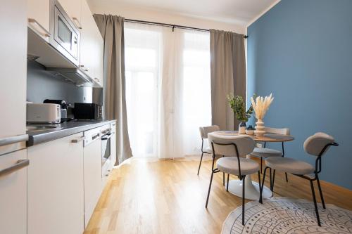 Bright stylish apartment with a balcony in a top location 4