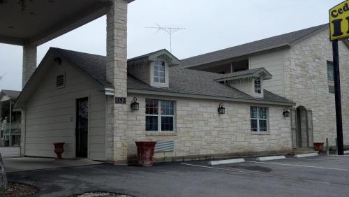Cedar Creek Inn - 출입구