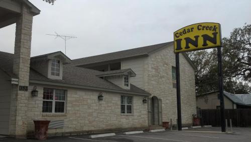 Cedar Creek Inn - 출입구