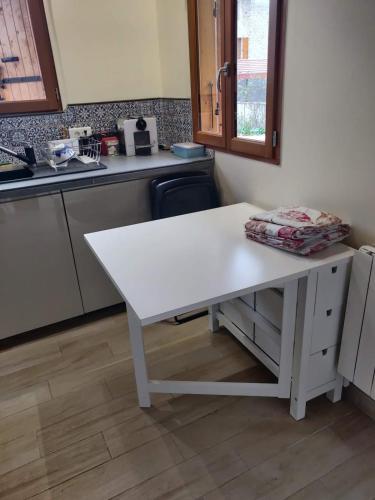 Petit chalet avec piscine privée (Petit chalet avec piscine privee) in Saint-Hilaire (Rhone-Alpes)