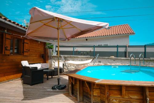 Petit chalet avec piscine privée (Petit chalet avec piscine privee) in Saint-Hilaire (Rhone-Alpes)