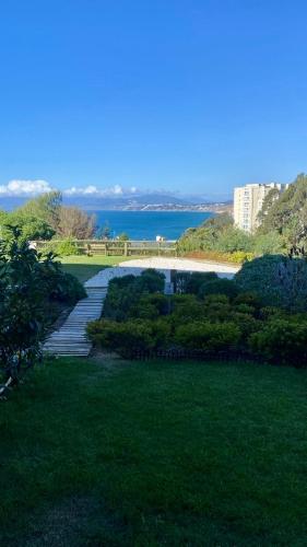 Departamento con jardín privado, vista y acceso al mar